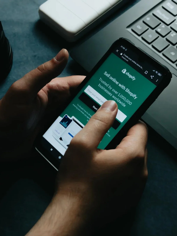 Tienda Shopify abierta desde un dispositivo móvil